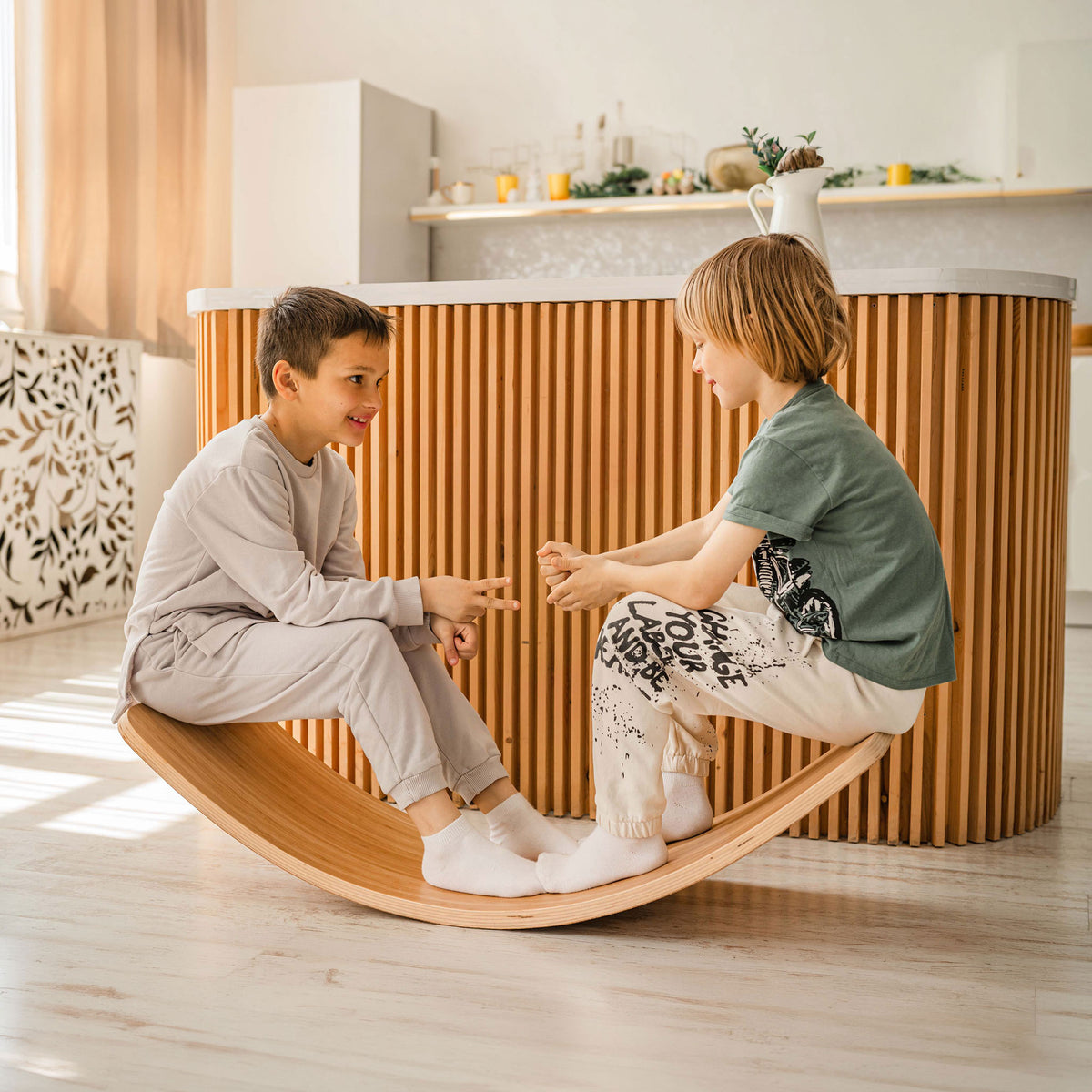 Balancebrett Klassik aus Holz mit Korkbeschichtung für Kinder - Montessori-Wackelbrett - Ansicht 2