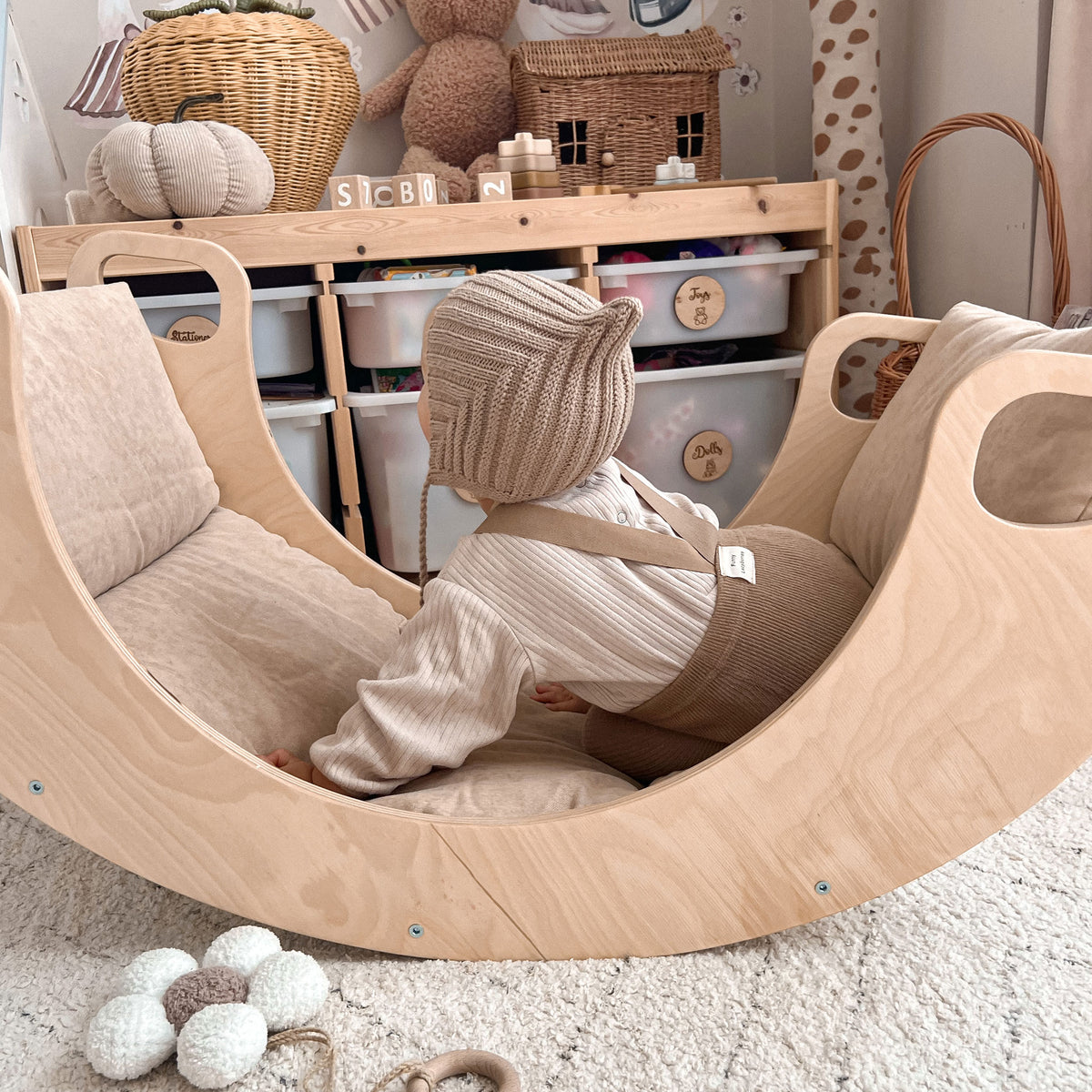 Kletterbogen-Set 2-in-1 Tragegriffe aus Holz mit Kissen für Kinder - Montessori-Kletterwippe mit großen Grifföffnungen - Ansicht 2