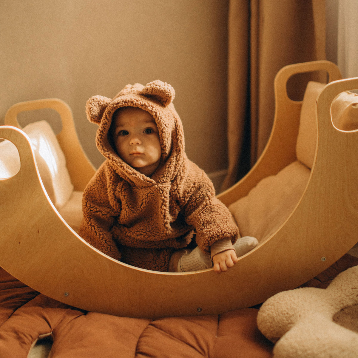 Kletterbogen-Set 2-in-1 Tragegriffe aus Holz mit Kissen für Kinder - Montessori-Kletterwippe mit großen Grifföffnungen - Ansicht 6