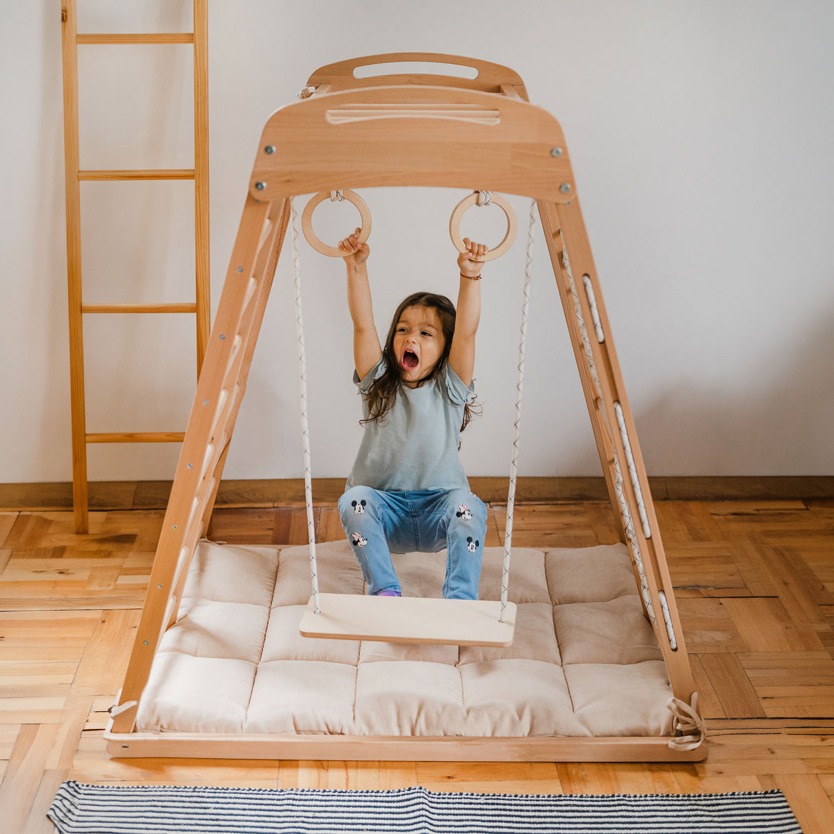 Klettergerüst 5-in-1 für den Innenbereich - Montessori-Kletterset mit beidseitiger Kletterrampe/Rutsche, Schaukel, Turnringen und Turnmatte - Ansicht 4