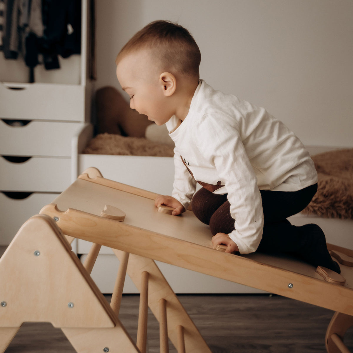 Kletterset 2-in-1 Dreieck aus Holz für Kinder - Montessori-Pikler mit Kletterrampe/Rutsche - Ansicht 2