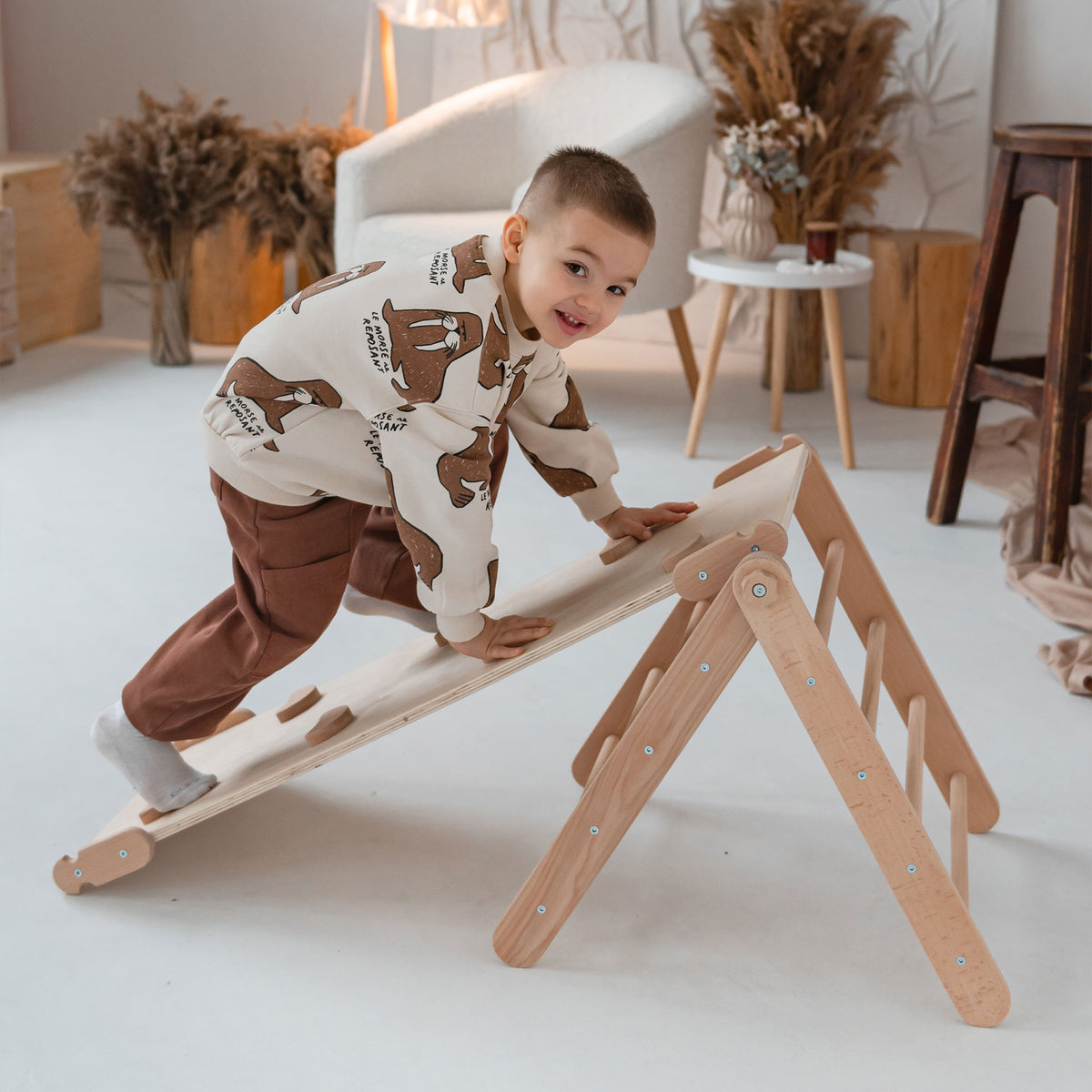 Kletterset 2-in-1 Kompakt aus Holz für Kinder - Montessori-Pikler-Dreieck mit Kletterrampe/Rutsche - Ansicht 2