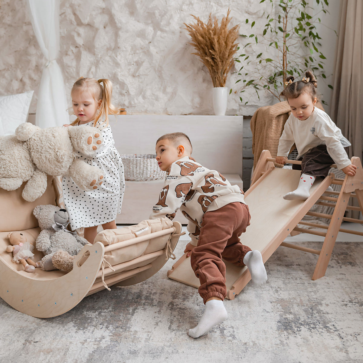 Kletterset 4-in-1 Trio aus Holz mit Kissen für Kinder - Montessori-Kletterbogen mit Pikler-Dreieck und Kletterrampe/Rutsche - Ansicht 2